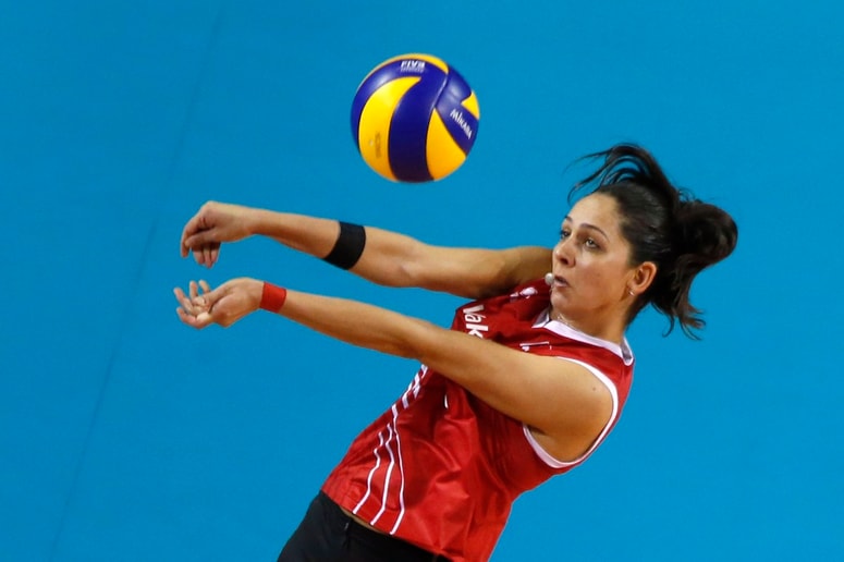 Guldeniz Onal Pasaoglu of Turkey looks at the ball as she receives it during their FIVB Women's Volleyball World Grand Prix 2014 final round match against China in Tokyo August 23, 2014. REUTERS/Yuya Shino (JAPAN - Tags: SPORT VOLLEYBALL) 