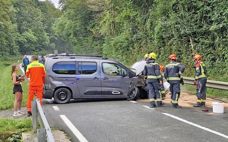 Povratek z morja se je za nemški par končal na glavni cesti pri Jelšanah.