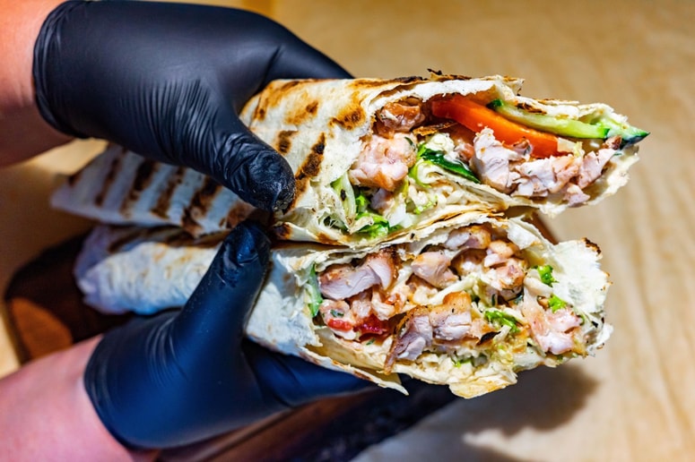 Ženska trdi, da je v piščančji tortilji našla človeški prst.