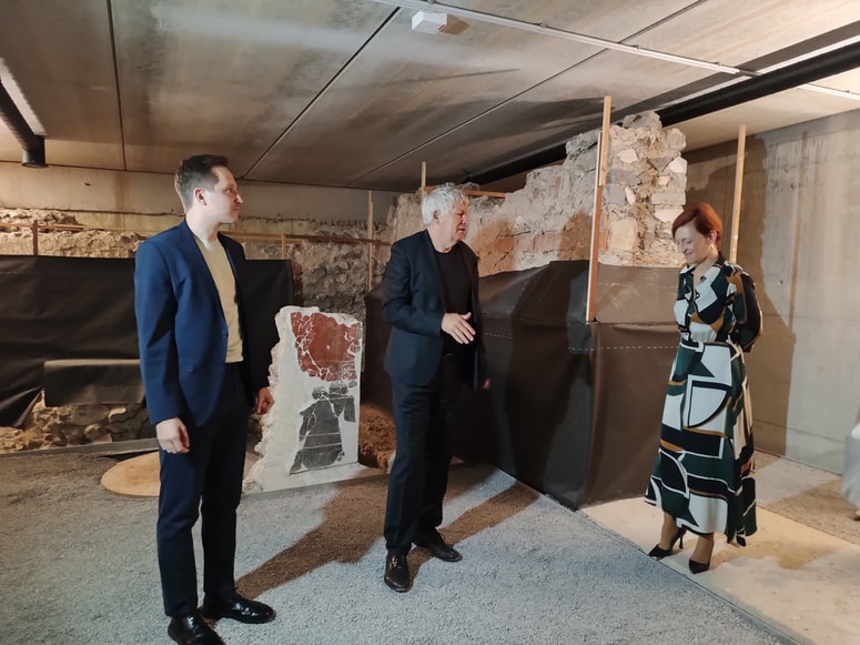 Matija Kovač, Stane Rozman in Asta Vrečko ob ogledu celjskih Pompejev 