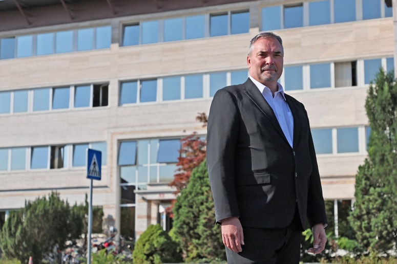 Plača direktorja Javnega holdinga Maribor Andreja Rihterja znaša 11.605 evrov bruto. 