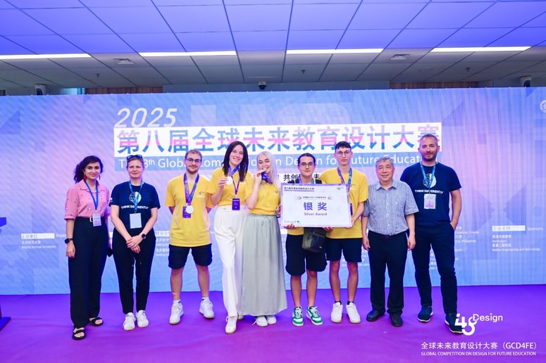 Ekipo sestavljajo Maja Pušnik (mentorica) in študentje Tevž Starovasnik, Gaja Gujt, Eva Ekart, Boban Boshevski, Adam Kac in Boštjan Šumak (mentor).