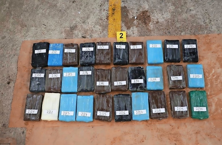 Albanskemu in brazilskemu potapljaču marca lani ni uspelo z ladje v koprskem pristanišču potegniti 260 kilogramov kokaina, ampak so jih prej opazili in prijeli, kokain pa so potem iz trupa ladje povlekli potapljači specialne enote policije.
