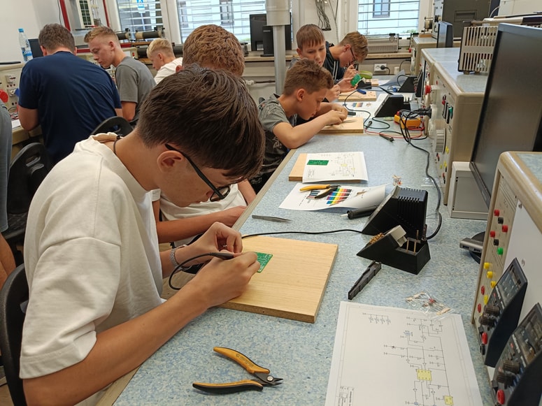 Polna je bila tudi delavnica Spoznavanje električnih vozil, na kateri so udeleženci tudi spajali vezje. 