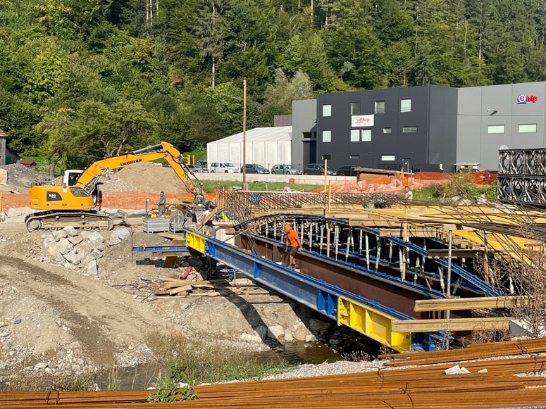 Dela na mostu za Poljano pri Petrolu se nadaljujejo, končana naj bi bila v roku - oktobra, drugače pa je pri prometno še frekventnejšem mostu za Leše, kjer sploh še ni projekta, kaj šele, da bi začeli delati.