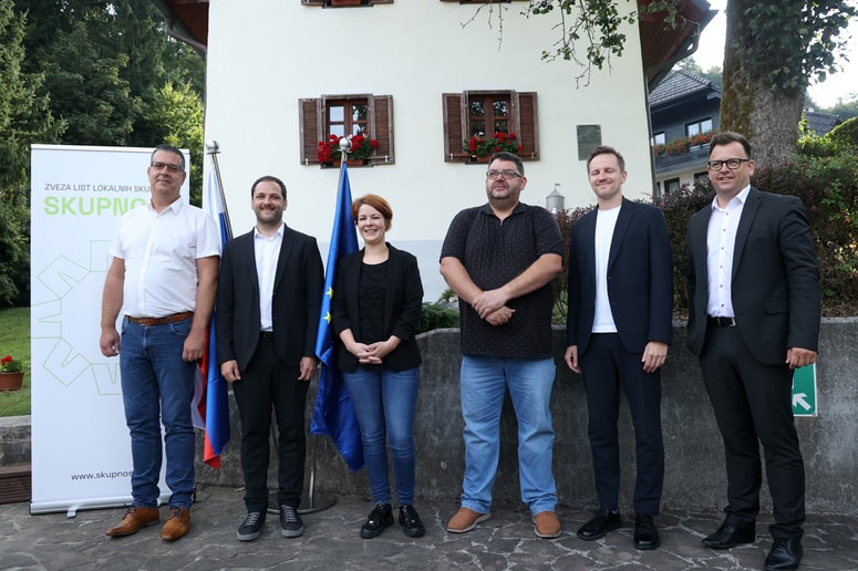 Župani ob predstavitvi stranke Skupnost v Medvodah