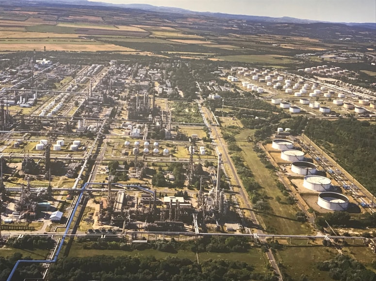 Skupina MOL ima v portfelju štiri rafinerije in dve petrokemijski, in sicer razen na Madžarskem še na Slovaškem ter na Hrvaškem v Reki. 