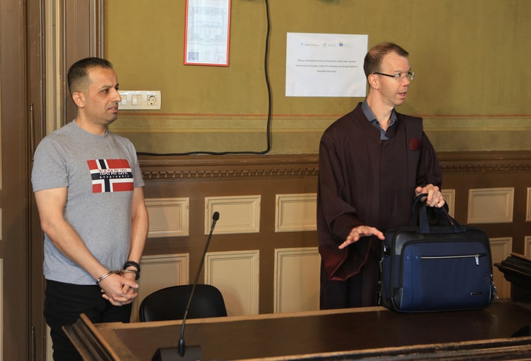 Rašid Aziz, ki se na sodišču zagovarja ob pomoči odvetnika Žige Podobnika, zanika očitke tožilstva, da je bil v Iraku pripadnik teroristične skupine ISIS. 