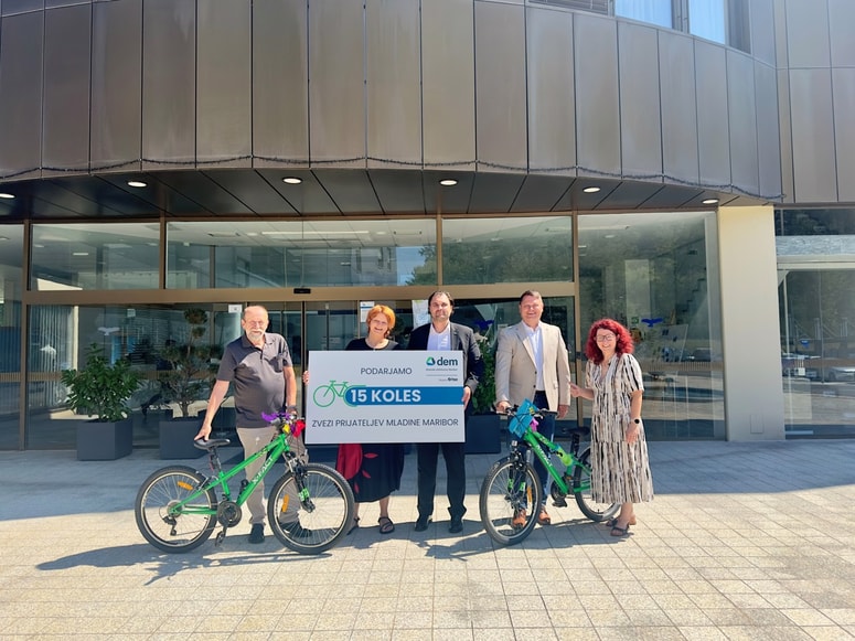 Predstavniki Dravskih elektrarn Maribor in Zveze prijateljev mladine Maribor ob predaji novih koles, ki bodo otrokom omogočila varno in brezskrbno kolesarjenje v sklopu programov Šola v naravi in letovanja v VIRC Poreč.