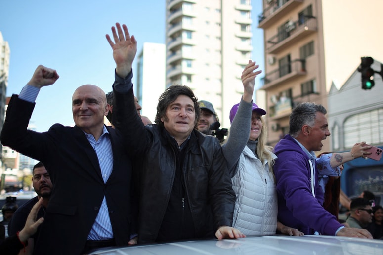 Glavna fotografija članka:Na argentinskega predsednika jezni protestniki metali kamenje in steklenice
