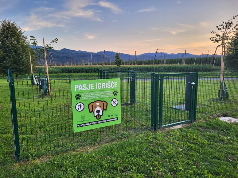 Park vključuje klopco za počitek, pitnik s svežo vodo za pse in njihove lastnike ter koš za smeti.