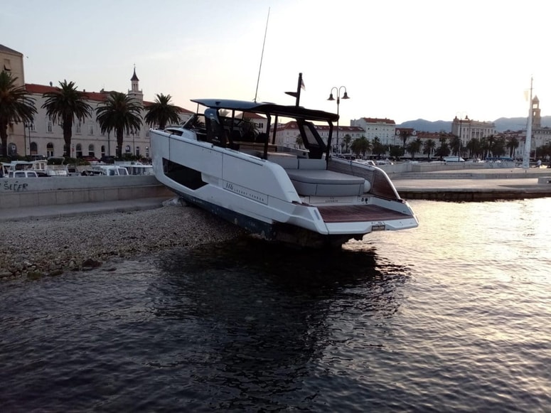 Nasedla barka pri rivi v Splitu