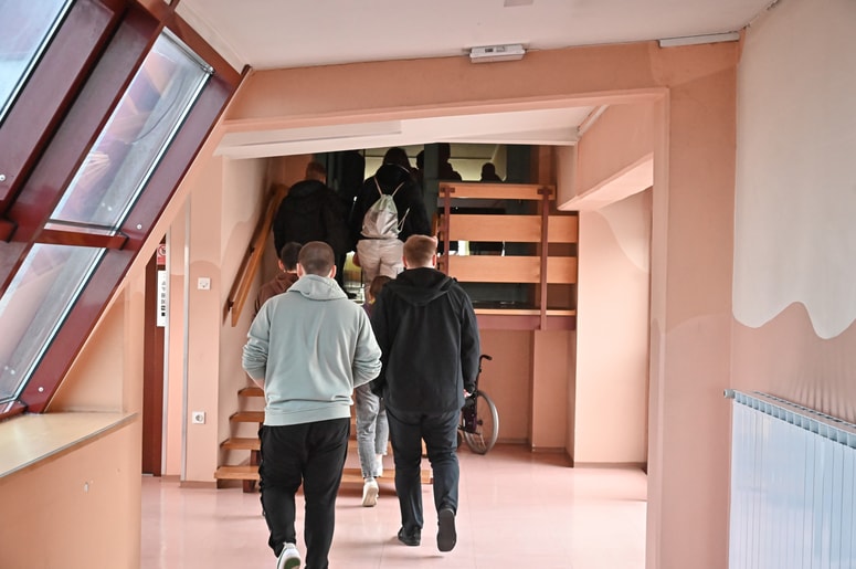 V prihodnjih letih bo otrok v šolah še manj, a kljub temu bo še vedno primanjkovalo učiteljev.