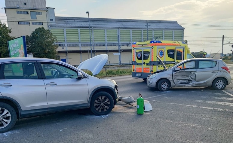 Glavna fotografija članka:(FOTO) Zaradi trčenja letela pločevina, eno osebo so odpeljali v bolnišnico