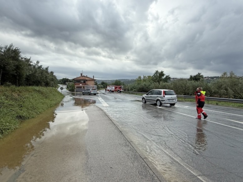 Glavna fotografija članka:Stanje na Severnoprimorskem in Notranjskem se umirja, popoldne nove padavine