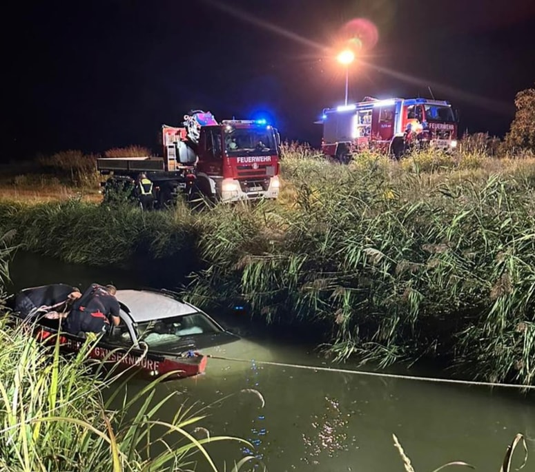Glavna fotografija članka:(FOTO) Poslušala navigacijo in z avtom končala v potoku