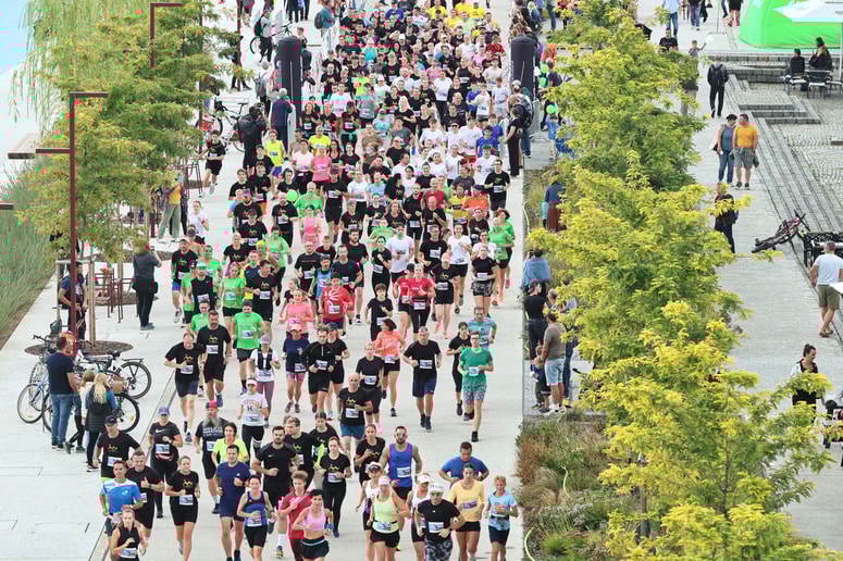 Štiristo tekačev se je podalo na "scensko krožno traso po desnem in levem bregu reke Drave s fantastičnimi razgledi".