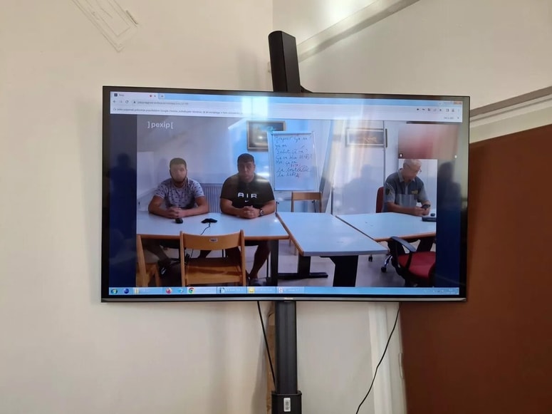 Domnevna napadalca Arsen in Leonardo Novak sta po treh tednih že sedla na zatožno klop, a le v delu, ki se nanaša na napad na župana in policistko.