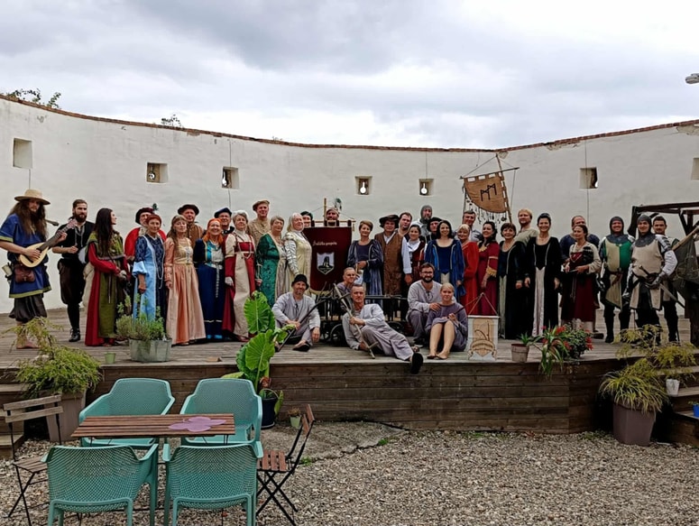 Sodelujoče skupine na odru gradu