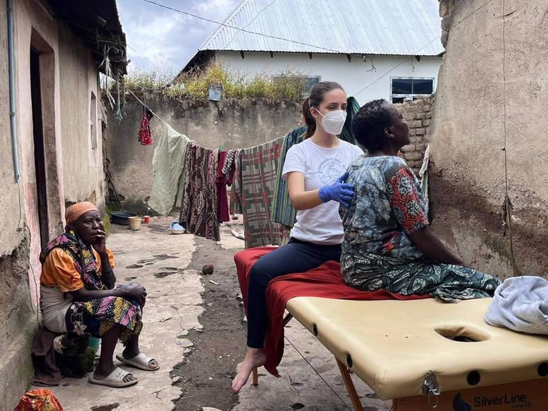 Med izvajanjem fizioterapije v Tanzaniji. 