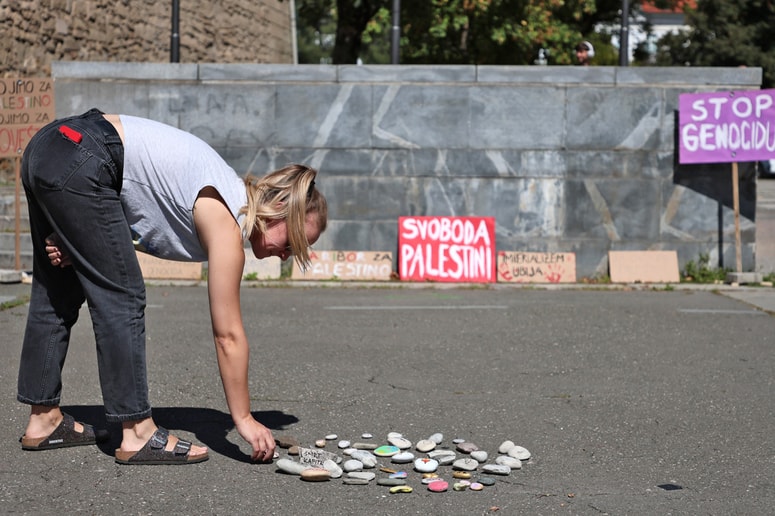 Glavna fotografija članka:(FOTO) Na Trgu svobode kamenčki v spomin na otroške žrtve genocida v Gazi