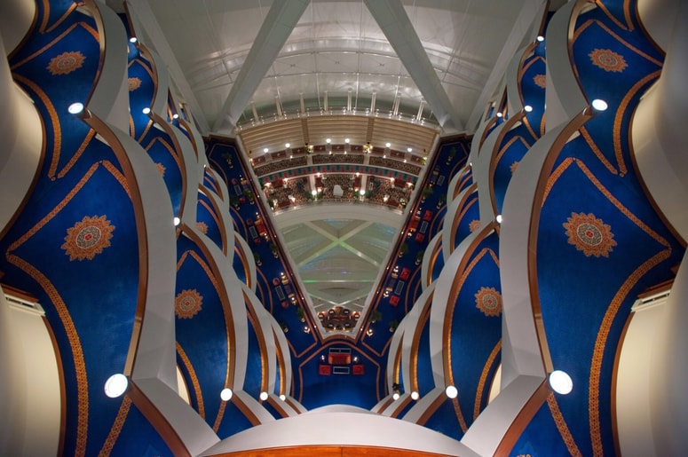 Kljub bleščečemu razkošju se mnogi sprašujejo, ali je takšna cena upravičena.