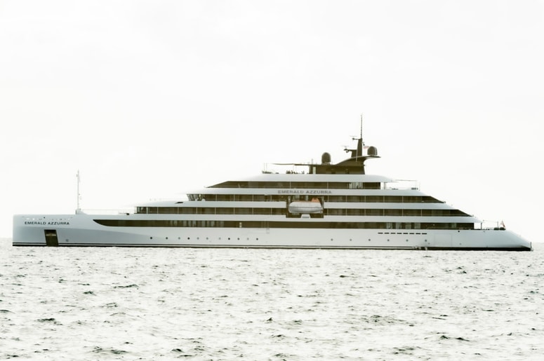 Prvič je 8. maja pred Piran priplula luksuzna potniška jahta in večkratna gostja Emerald Azzurra.