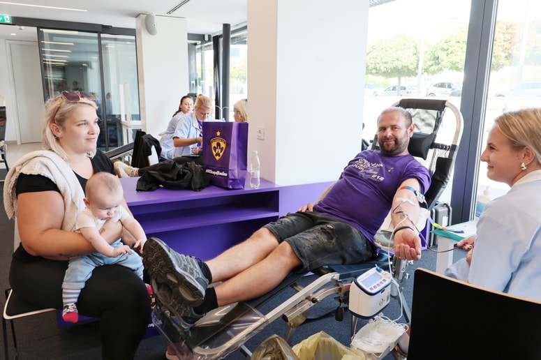 Enkrat krvodajalec, vedno krvodajalec. Na krvodajalski akciji Vijol'čna kri za vse ljudi je veliko povratnikov.