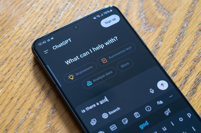 Glavna fotografija članka:(INTERMEZZO) Kolumna Ane Svetel: Chat, chat na zaslonu, povej