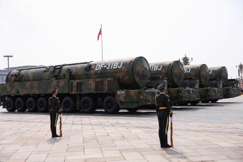 Leni je kitajska vojska na paradi v Pekingu pokazala rakete DF-31BJ, ki lahko nosijo tudi jedrsko konico.