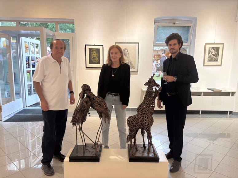 Z leve: kipar in idejni oče Forme vive Makole – Dežno Ivan Dvoršak ter slikarja Silvija Verovnik in Ervin Dvoršak na razstavi svojih del v Anini galeriji.