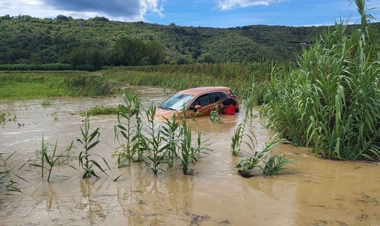 Poplavljeno vozilo na povezovalni cesti Dragonja-Sečovlje