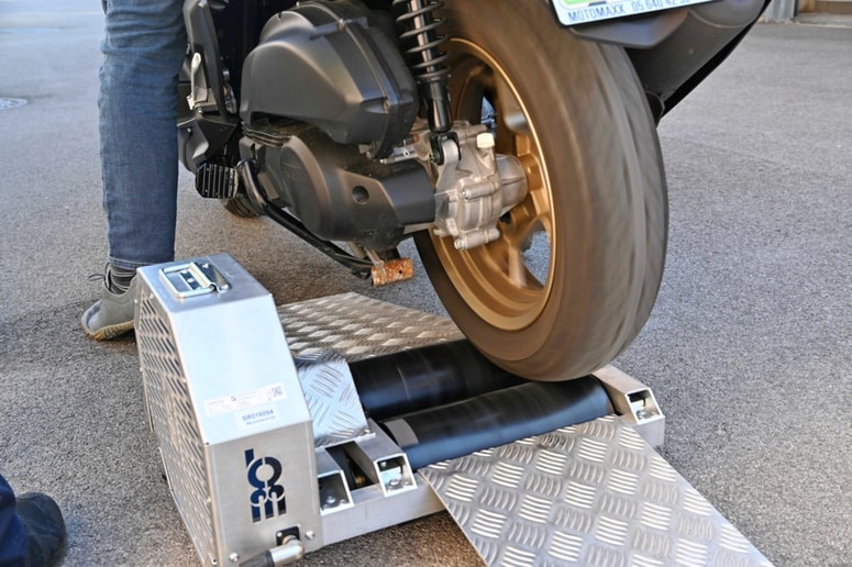 Mladci, ki po istrskih cestah in ulicah v mestnih središčih parajo živce domačinom in ogrožajo njihovo varnost, največkrat vozijo predelane skuterje. Policisti za prehitre skuterje odredijo izredne tehnične preglede, v zadnjem času pa hitrosti izmerijo kar na terenu s posebno napravo.