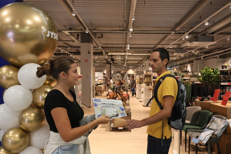 Na otvoritvi, kamor so vabili z do 70 odstonimi popusti, je bilo dopoldne kar nekaj obiskovalcev.