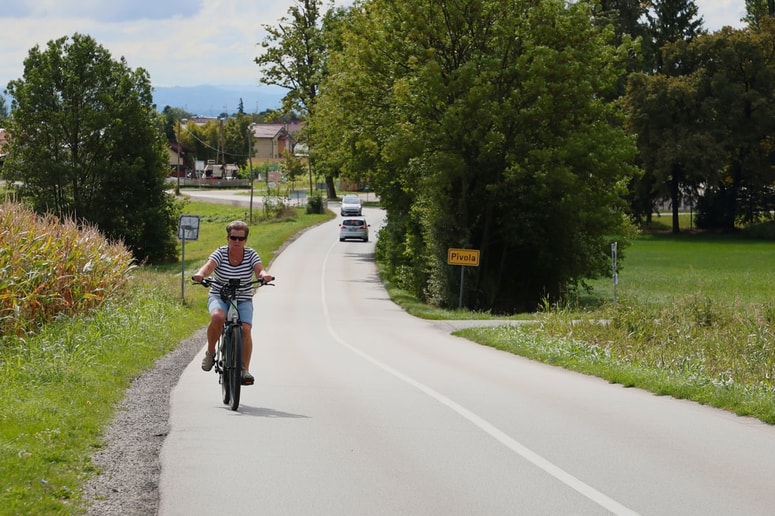 Cesta na odseku med Pivolo in Razvanjem ne omogoča varne in neprekinjene hoje ter kolesarjenja. 