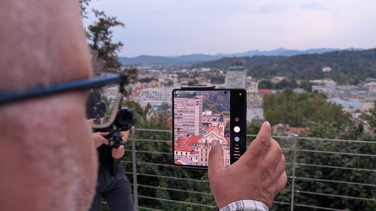 Z Ljubljanskega gradu smo približali del Kongresnega trga in umetni inteligenci naročili, naj izboljša fotografijo.