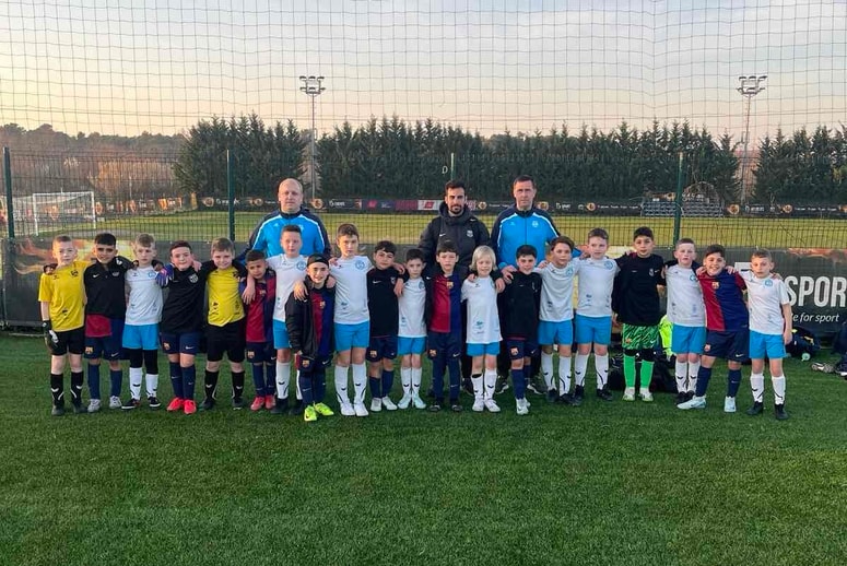 Mladi nogometaši Slovenj Gradca in Barcelone med druženjem na turnirju v Umagu.