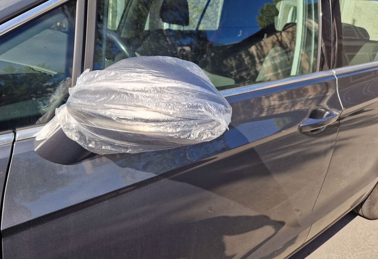 Z vrečko prekrito vzvratno ogledalo