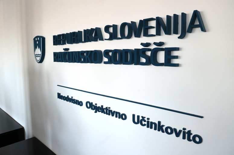 Glavna fotografija članka:Med ključnimi očitki tudi plače: Računsko sodišče izvršitvi lanskega proračuna izreklo mnenje s pridržkom