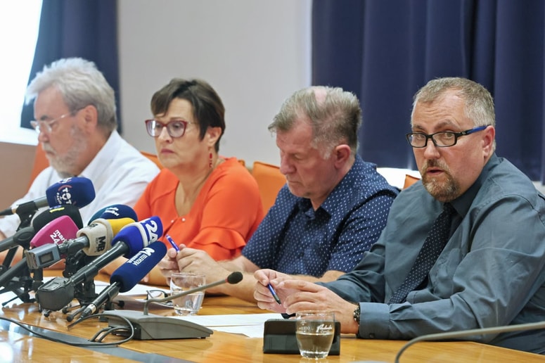 Obravnavo problematike radarjev in con zahtevajo mestni svetniki (iz desne) Igor Jurišič (SMS zeleni), Lidija Divjak Mirnik (LPR), Andrej Okreša (povezovalec novinarske konference) in Zdravko Luketič (NSi).