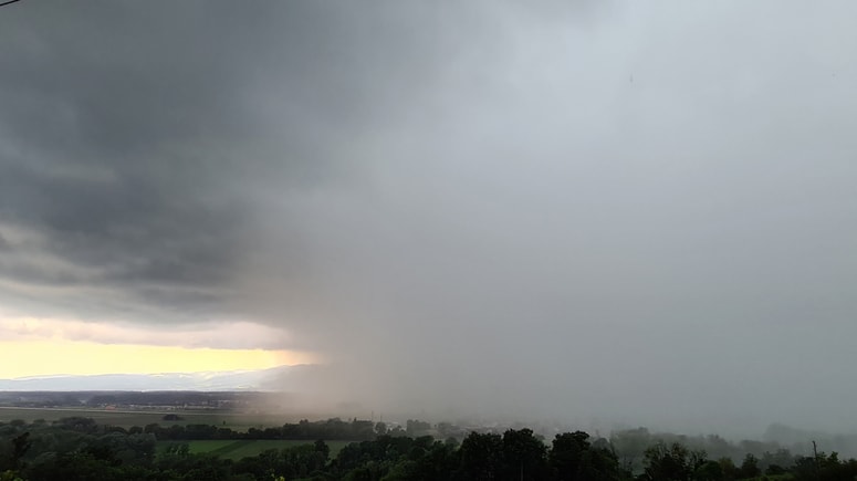 Nad vzhodom se bodo nevihte razvile pozno popoldne, zvečer in v prvem delu noči.