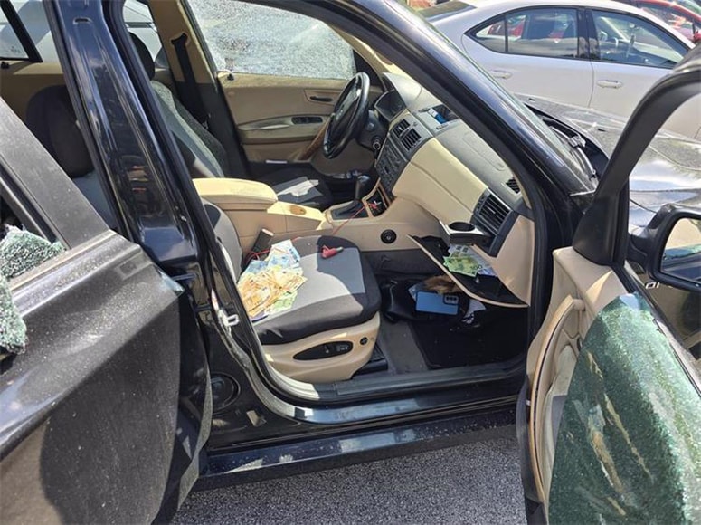 Denar, ki so ga našli pri lažnih policistih.