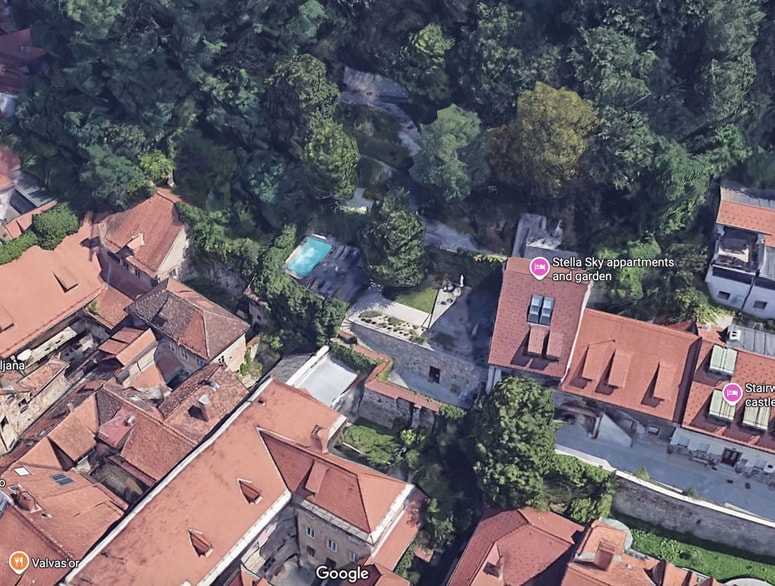 Vila z bazenom pod ljubljanskim gradom, ki je bila v lasti Domna Prešerna., oziroma njegovega podjetja.