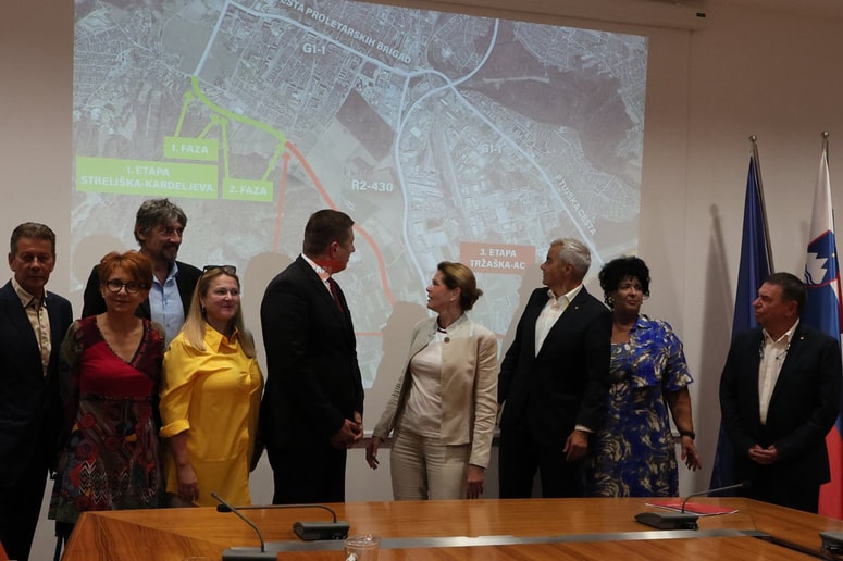 Tiskovne konference o začetku gradnje mariborske južne obvoznice so se na mariborski občini udeležili ministrica za infrastrukturo Alenka Bratušek, državni sekretar Andrej Rajh, župan Saša Arsenovič, podžupana Srečko Vilar in Davorka Pregl ter več poslancev Gibanja Svoboda.