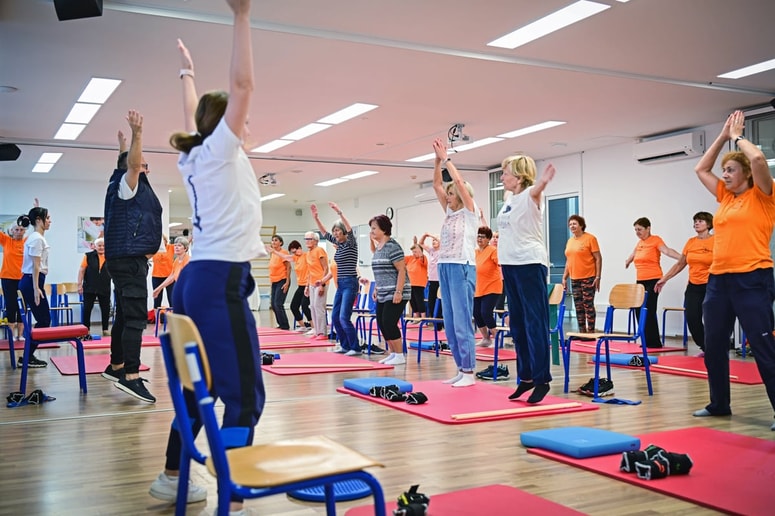 Vadba za krepitev mišic in ravnotežja pod strokovnim vodstvom fizioterapevtov in študentov Alme Mater Europaee.