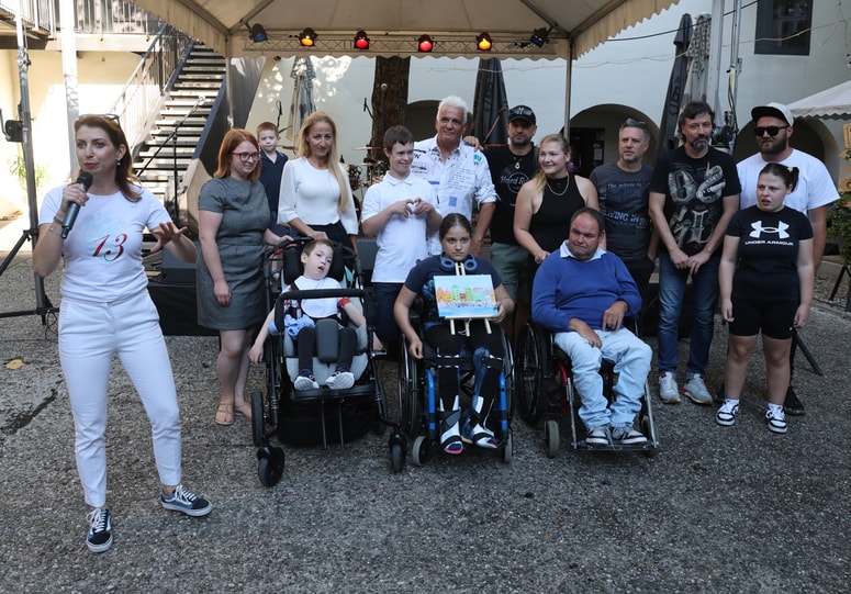 Denar so zbirali za Tinko in Vida. 