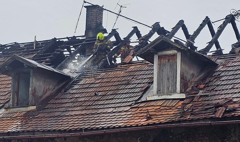 Glavna fotografija članka:(FOTO) Zagorelo ostrešje stanovanjske hiše v Trdinovi ulici v Melju