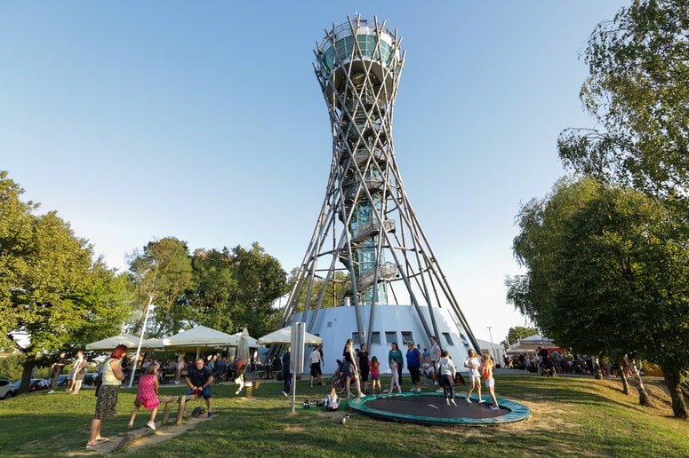 Pod stolpom Vinarium so se zabavali tudi otroci. 