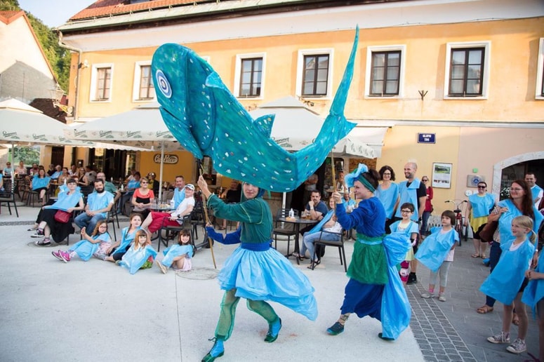 Cikel dogodkov uličnega gledališča se opredeljuje kot mikrokorektiv centralizirani mariborski kulturni ponudbi. 