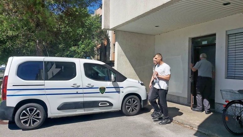 Vladana Verzela sta pravosodna policista po obravnavi na sodišču odpeljala nazaj v zapor oziroma pripor, v katerem je od aprila. 